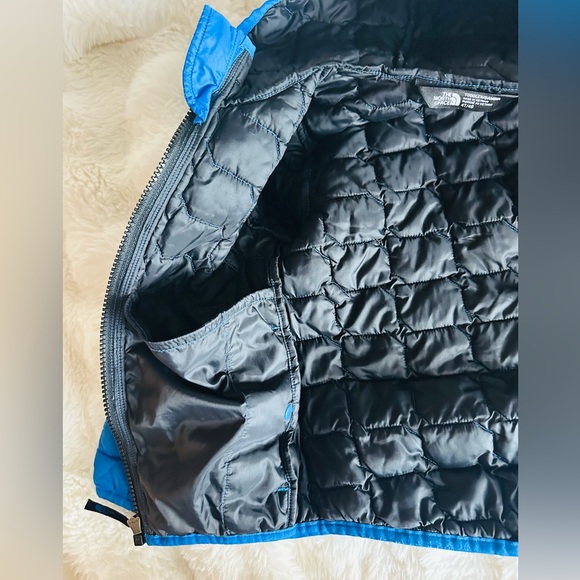 The North Face Kids Quilted Thermoball Puffer Jacket in Blue - Picture 4 of 5